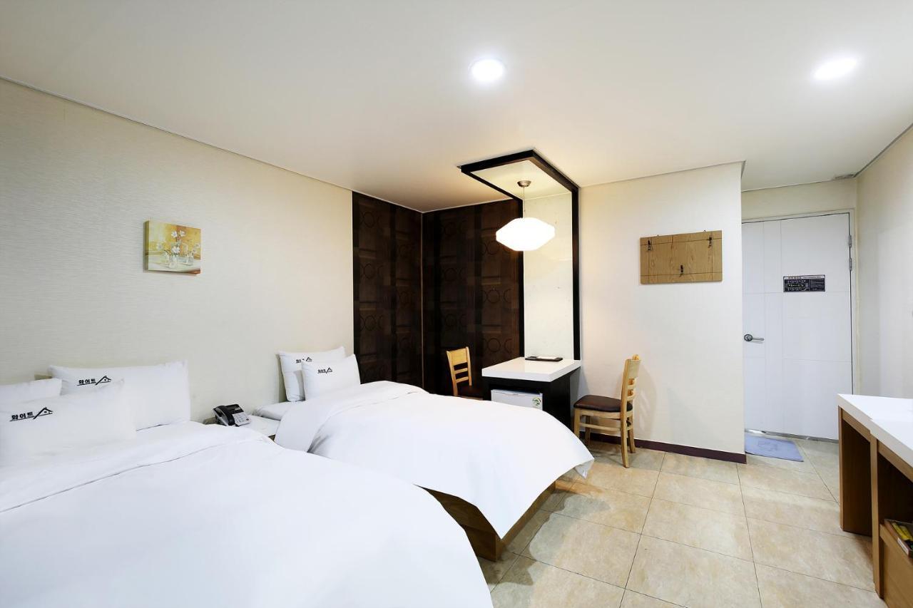 White Tourist Hotel جيونجو المظهر الخارجي الصورة