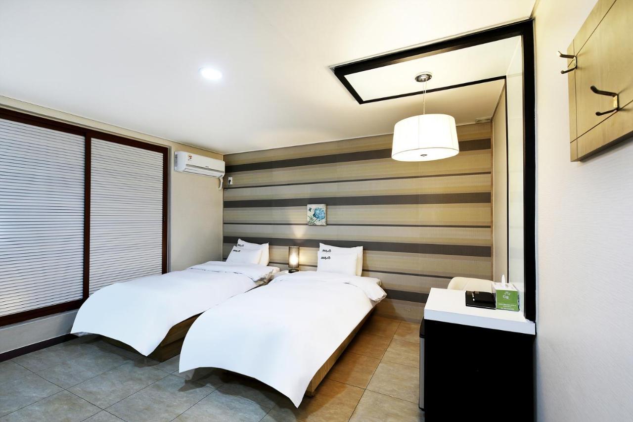 White Tourist Hotel جيونجو المظهر الخارجي الصورة