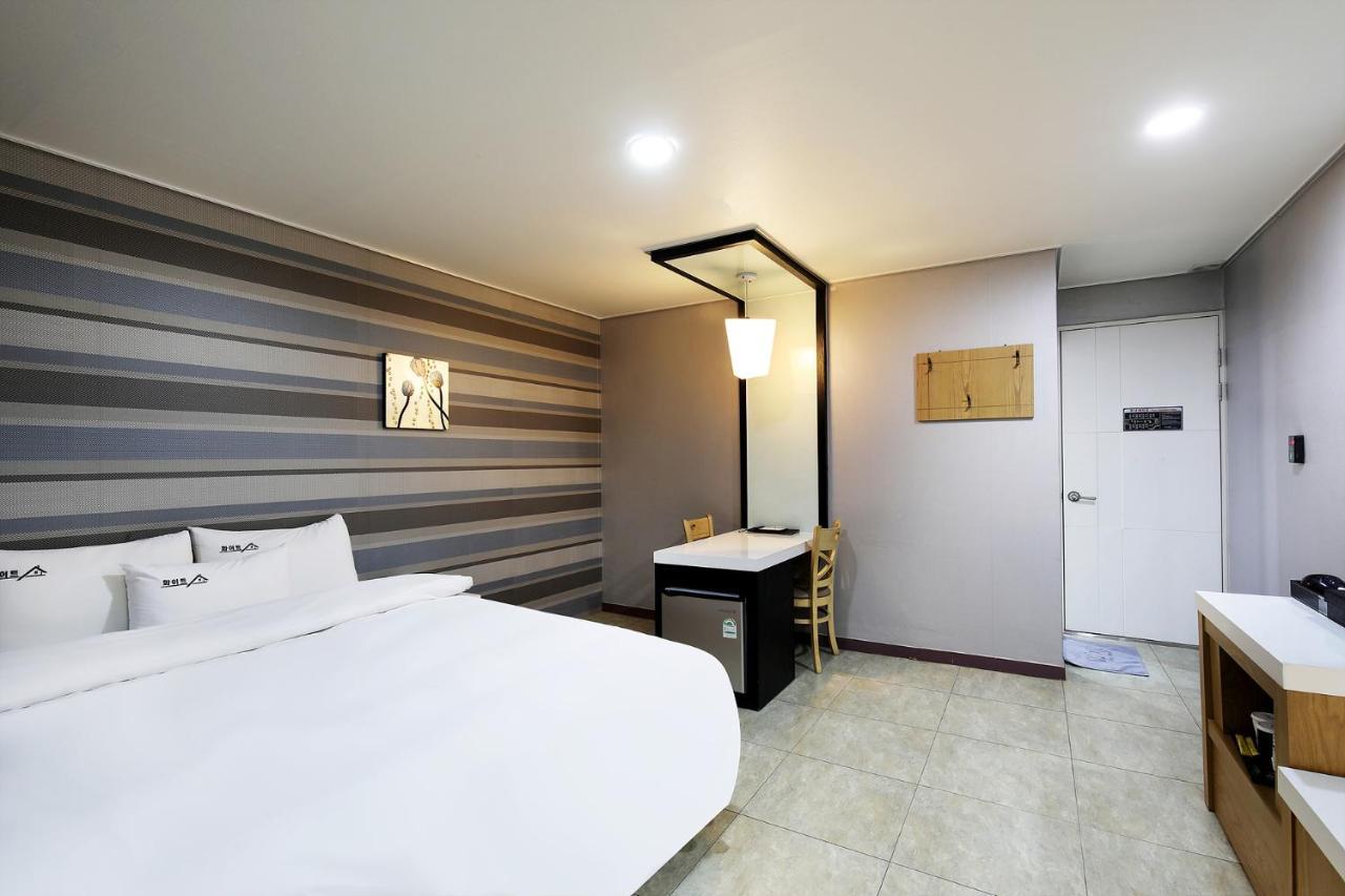 White Tourist Hotel جيونجو المظهر الخارجي الصورة