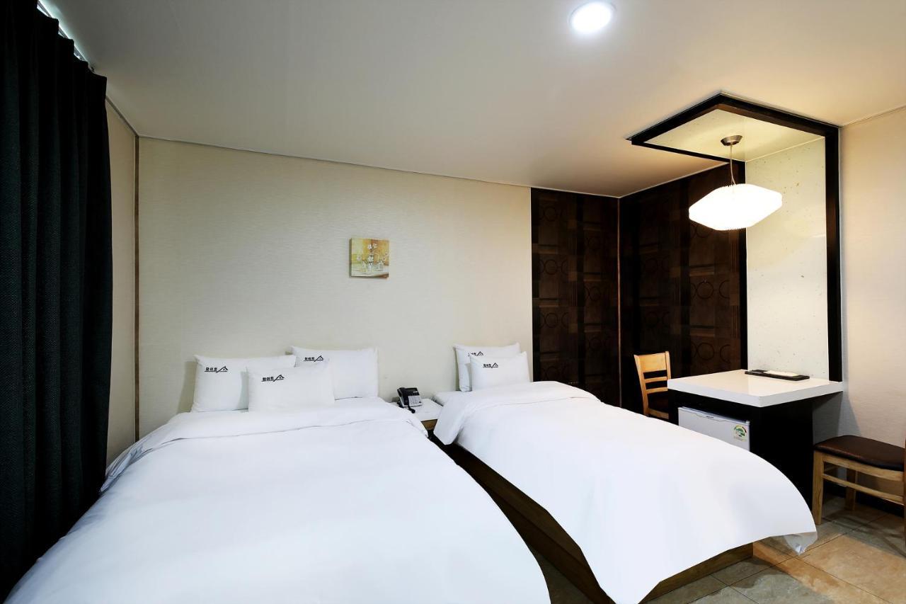 White Tourist Hotel جيونجو المظهر الخارجي الصورة