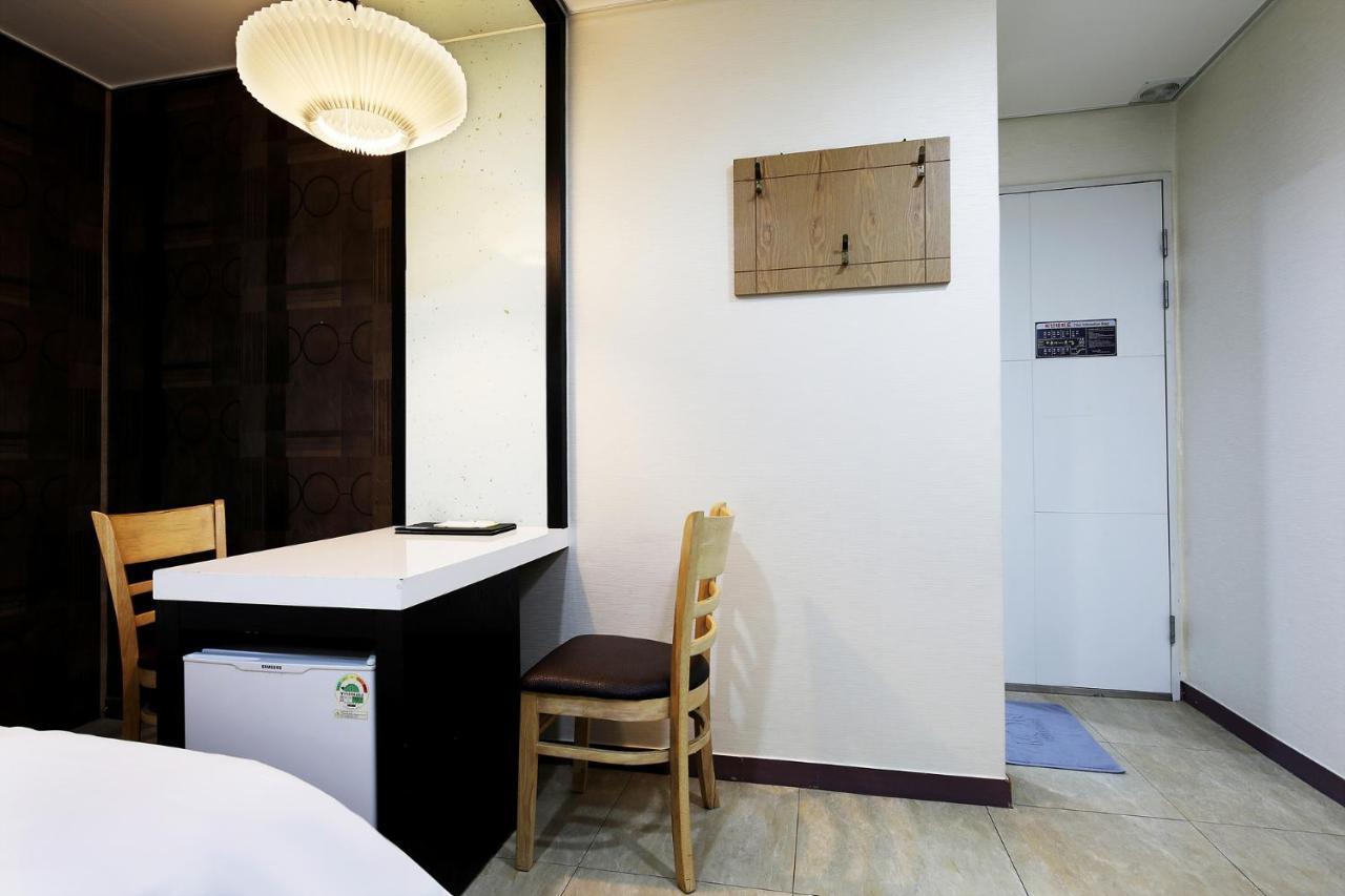 White Tourist Hotel جيونجو المظهر الخارجي الصورة