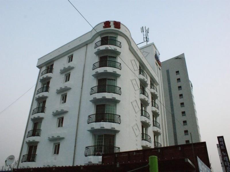 White Tourist Hotel جيونجو المظهر الخارجي الصورة