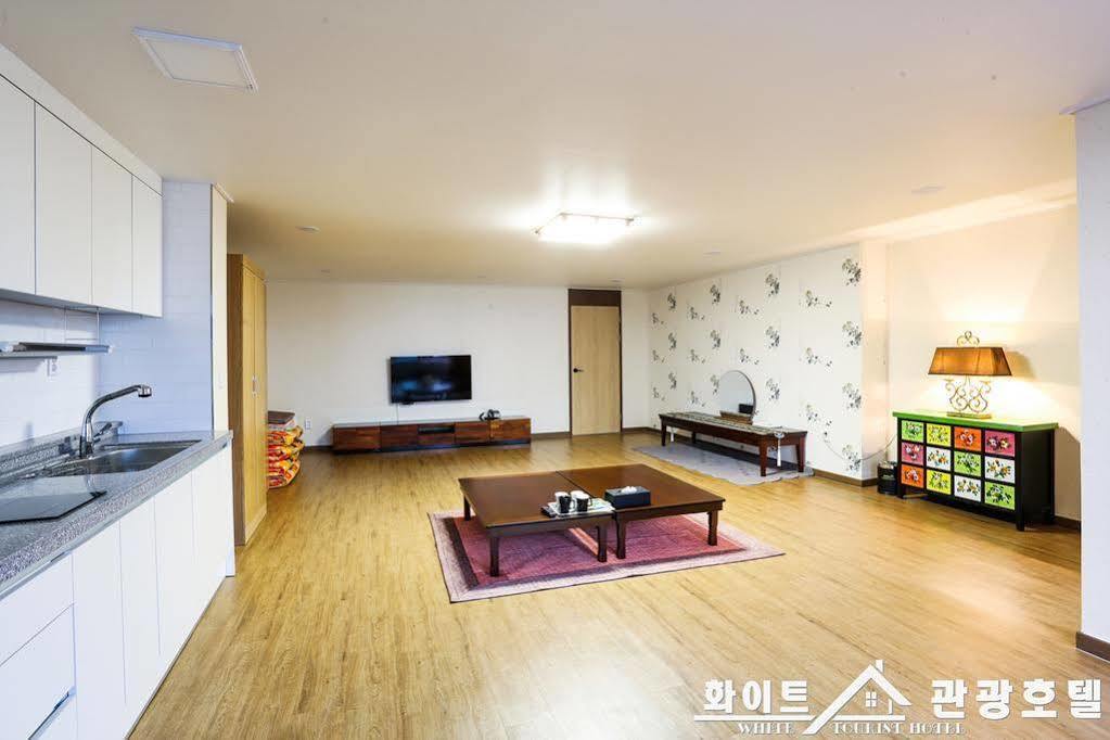 White Tourist Hotel جيونجو المظهر الخارجي الصورة